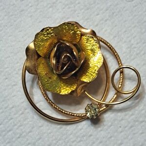 Elegant Gold Flower Brooch